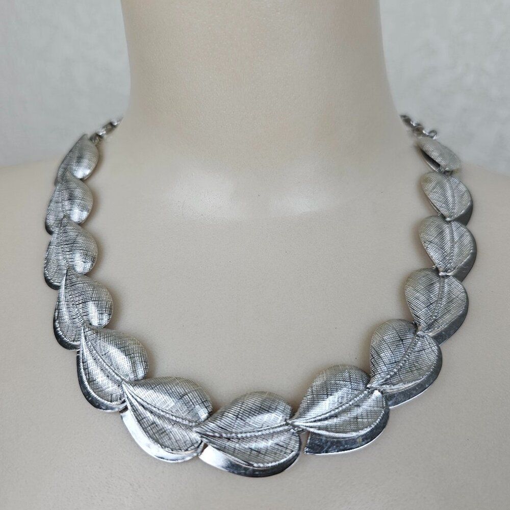 Vintage Choker Necklace Silver Tone Metal Leaf Leaves Link Smooth Textured